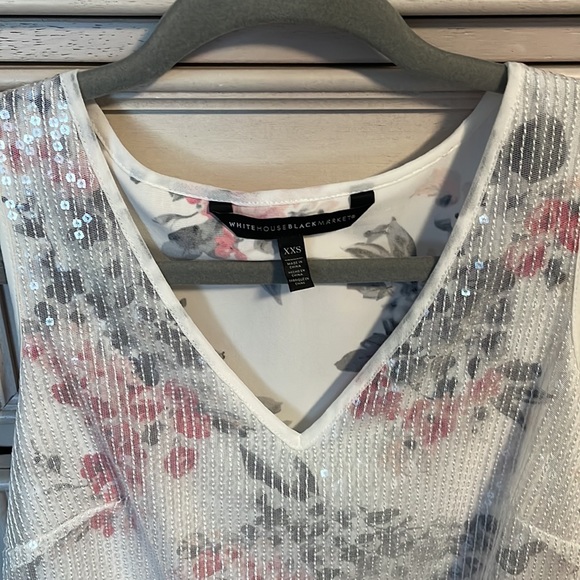White House Black Market Flowers Sequin-Overlay V-Neck Women’s Tank XXS - Picture 3 of 5